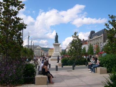  plantations et statues (place de Jaude)